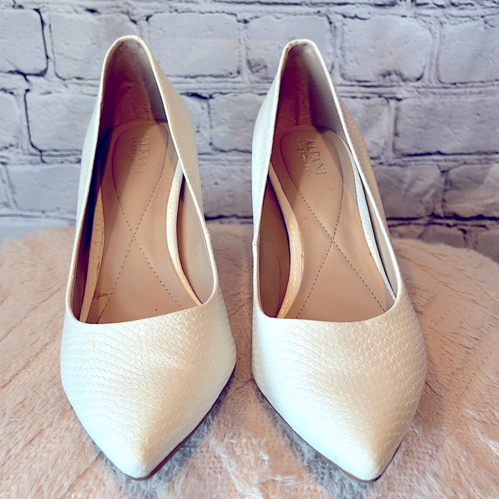 White Textured Pump